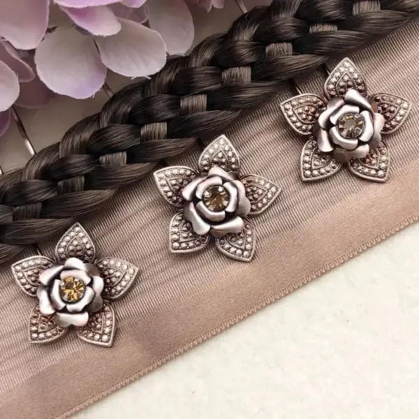 Trachten-Haarnadel mit Swarovski in beige – Bild 1 – Chiemgauer Heimatwerk traditioneller Trachten-Onlineshop Trachten-Haarnadel mit Swarovski in beige - Bild 1 - Chiemgauer Heimatwerk traditioneller Trachten-Onlineshop