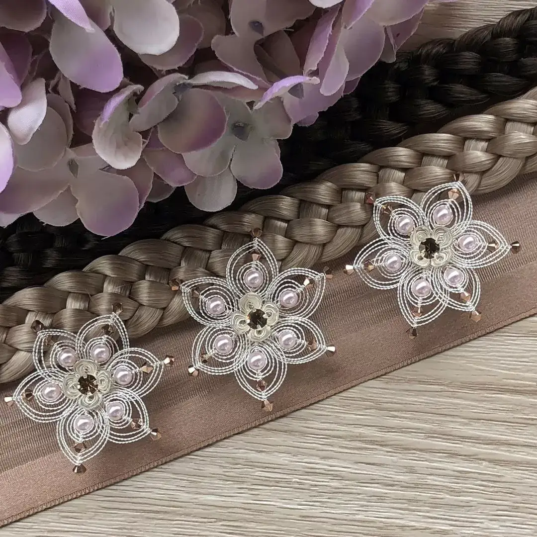 Cordonett-Blütenhaarnadeln silber im 3er Set Perle rosa – Bild 1 – Chiemgauer Heimatwerk traditioneller Trachten-Onlineshop Cordonett-Blütenhaarnadeln silber im 3er Set Perle rosa - Bild 1 - Chiemgauer Heimatwerk traditioneller Trachten-Onlineshop