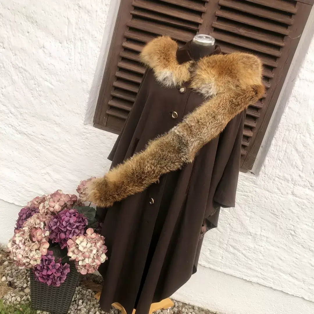 Kapuzenverbrämung aus Rotfuchs groß – Bild 2 – Chiemgauer Heimatwerk Trachten-Onlineshop Kapuzenverbrämung aus Rotfuchs groß - Bild 2 - Chiemgauer Heimatwerk Trachten-Onlineshop