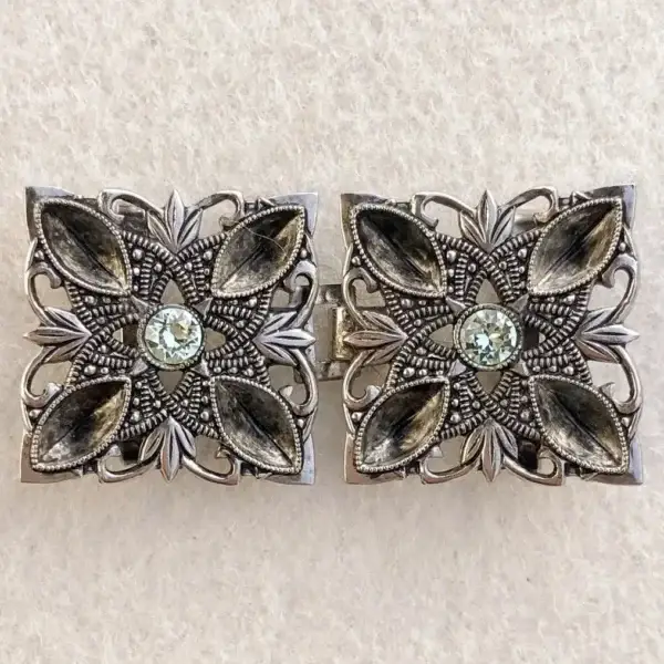 Kleine Trachtenschließe mit Swarovski grün No. 1 – Bild 14 – Chiemgauer Heimatwerk Trachten-Onlineshop Kleine Trachtenschließe mit Swarovski grün No. 1 - Bild 14 - Chiemgauer Heimatwerk Trachten-Onlineshop