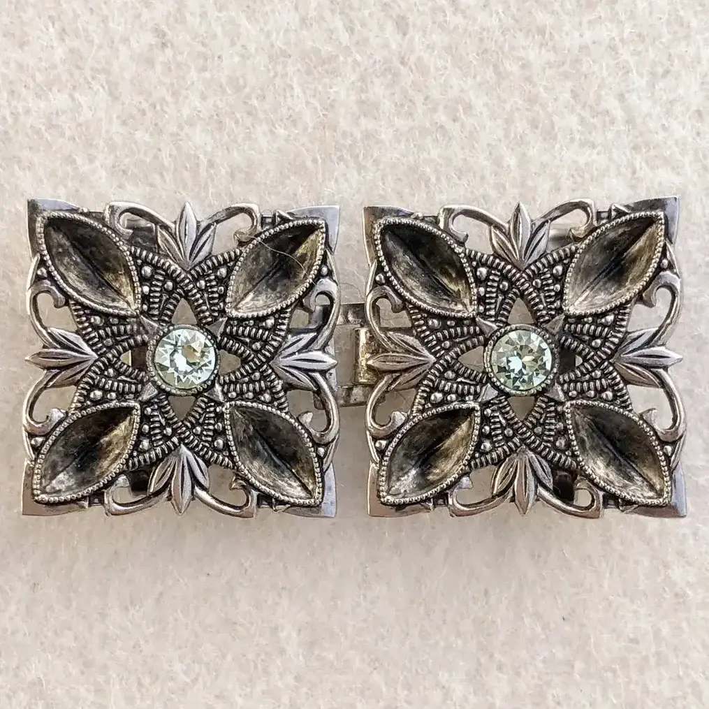 Kleine Trachtenschließe mit Swarovski grün No. 1 – Bild 14 – Chiemgauer Heimatwerk Trachten-Onlineshop Kleine Trachtenschließe mit Swarovski grün No. 1 - Bild 14 - Chiemgauer Heimatwerk Trachten-Onlineshop