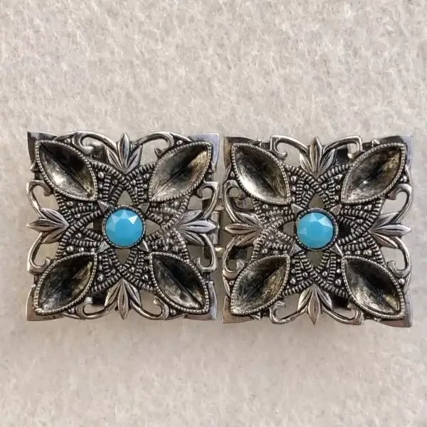 Kleine Trachtenschließe mit Swarovski blau – Bild 1 – Chiemgauer Heimatwerk Trachten-Onlineshop Kleine Trachtenschließe mit Swarovski blau - Bild 1 - Chiemgauer Heimatwerk Trachten-Onlineshop
