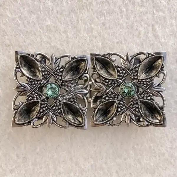Kleine Trachtenschließe mit Swarovski hellgrün – Bild 1 – Chiemgauer Heimatwerk Trachten-Onlineshop Kleine Trachtenschließe mit Swarovski hellgrün - Bild 1 - Chiemgauer Heimatwerk Trachten-Onlineshop
