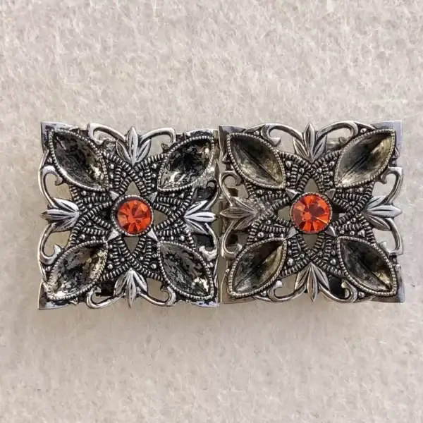 Kleine Trachtenschließe mit Swarovski orange – Bild 1 – Chiemgauer Heimatwerk Trachten-Onlineshop Kleine Trachtenschließe mit Swarovski orange - Bild 1 - Chiemgauer Heimatwerk Trachten-Onlineshop