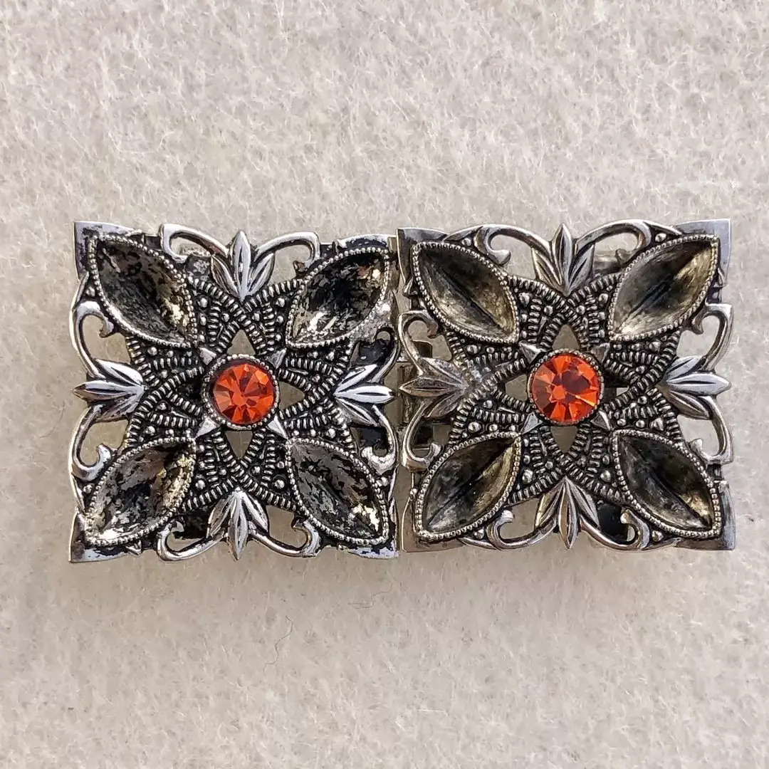 Kleine Trachtenschließe mit Swarovski orange – Bild 1 – Chiemgauer Heimatwerk Trachten-Onlineshop Kleine Trachtenschließe mit Swarovski orange - Bild 1 - Chiemgauer Heimatwerk Trachten-Onlineshop