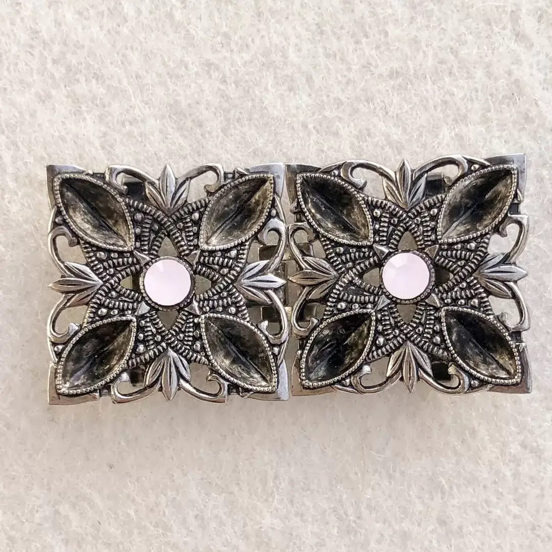 Kleine Trachtenschließe mit Swarovski rosa – Bild 1 – Chiemgauer Heimatwerk Trachten-Onlineshop Kleine Trachtenschließe mit Swarovski rosa - Bild 1 - Chiemgauer Heimatwerk Trachten-Onlineshop