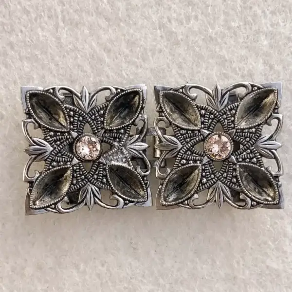 Kleine Trachtenschließe mit Swarovski rosé – Bild 1 – Chiemgauer Heimatwerk Trachten-Onlineshop Kleine Trachtenschließe mit Swarovski rosé - Bild 1 - Chiemgauer Heimatwerk Trachten-Onlineshop