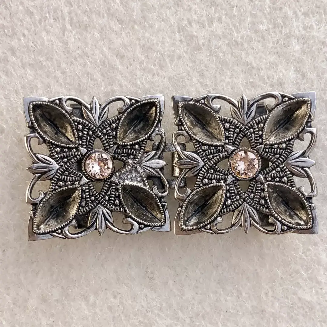 Kleine Trachtenschließe mit Swarovski rosé – Bild 1 – Chiemgauer Heimatwerk Trachten-Onlineshop Kleine Trachtenschließe mit Swarovski rosé - Bild 1 - Chiemgauer Heimatwerk Trachten-Onlineshop