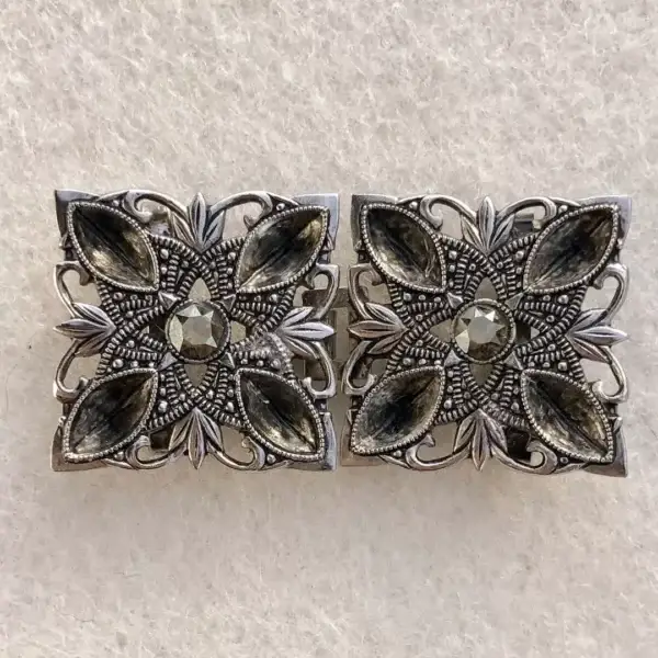 Kleine Trachtenschließe mit Swarovski taupe – Bild 1 – Chiemgauer Heimatwerk Trachten-Onlineshop Kleine Trachtenschließe mit Swarovski taupe - Bild 1 - Chiemgauer Heimatwerk Trachten-Onlineshop
