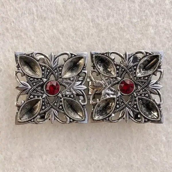 Kleine Trachtenschließe mit Swarovski weinrot – Bild 1 – Chiemgauer Heimatwerk Trachten-Onlineshop Kleine Trachtenschließe mit Swarovski weinrot - Bild 1 - Chiemgauer Heimatwerk Trachten-Onlineshop