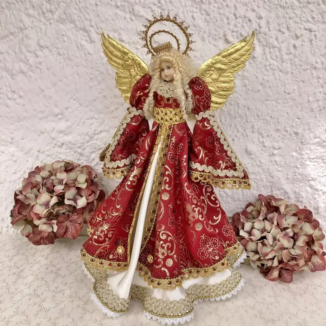 Klosterarbeit Weihnachtsengel in weinrot-gold – Bild 1 – Chiemgauer Heimatwerk Trachten-Onlineshop Klosterarbeit Weihnachtsengel in weinrot-gold - Bild 1 - Chiemgauer Heimatwerk Trachten-Onlineshop