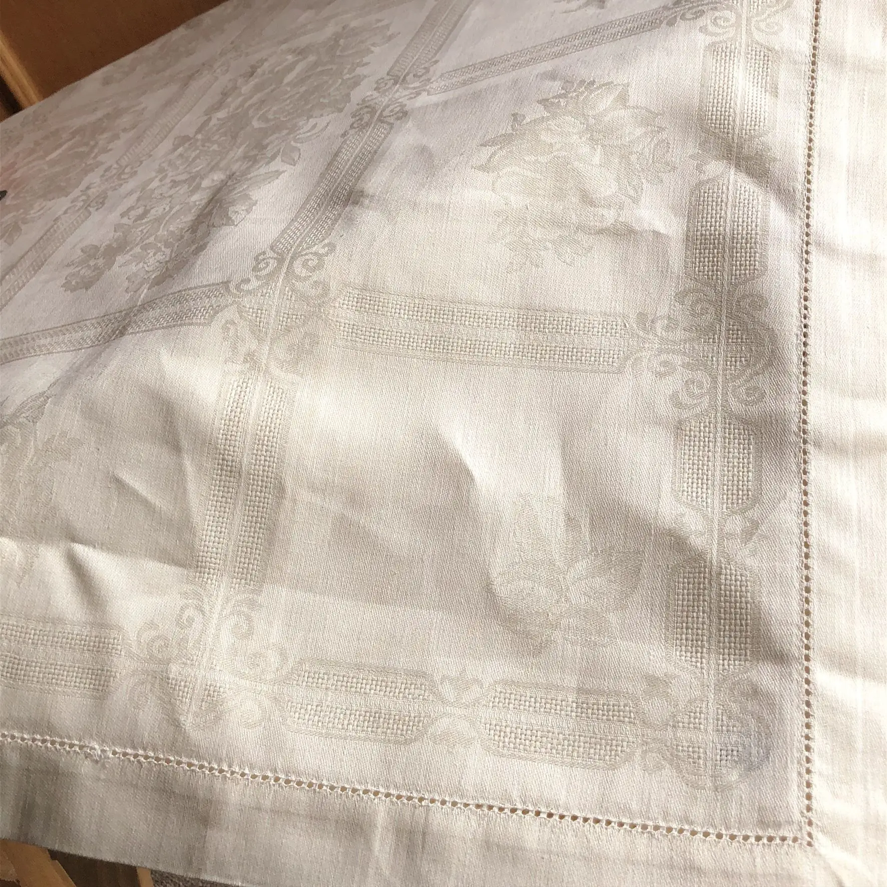 Leinen Tischdecke in creme – Bild 5 – Chiemgauer Heimatwerk Trachten-Onlineshop Leinen Tischdecke in creme - Bild 5 - Chiemgauer Heimatwerk Trachten-Onlineshop
