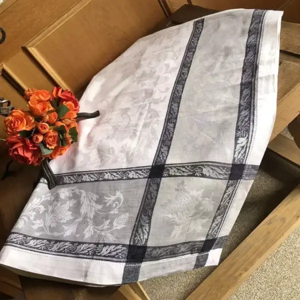 Leinen Tischdecke in schwarz-weiß – Bild 1 – Chiemgauer Heimatwerk Trachten-Onlineshop Leinen Tischdecke in schwarz-weiß - Bild 1 - Chiemgauer Heimatwerk Trachten-Onlineshop