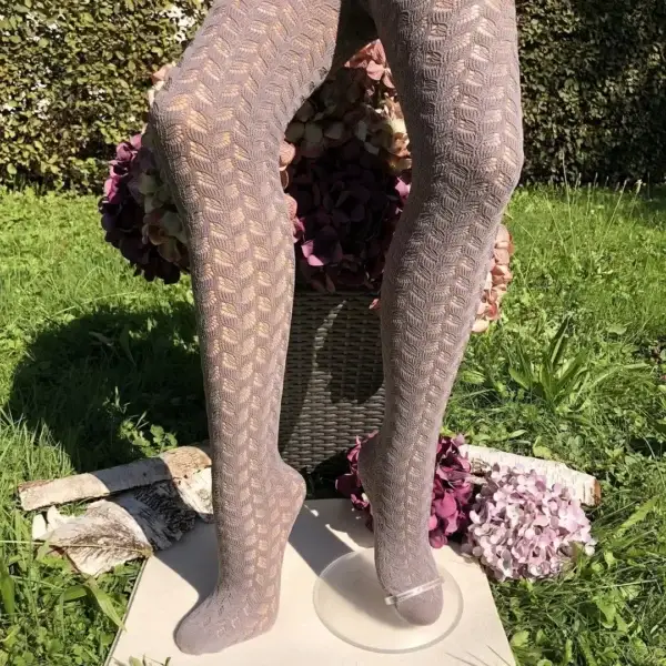 Lusana Trachtenstrumpfhose mit Ajourmuster in grau „Hanna“ – Bild 1 – Chiemgauer Heimatwerk Trachten-Onlineshop Lusana Trachtenstrumpfhose mit Ajourmuster in grau „Hanna“ - Bild 1 - Chiemgauer Heimatwerk Trachten-Onlineshop