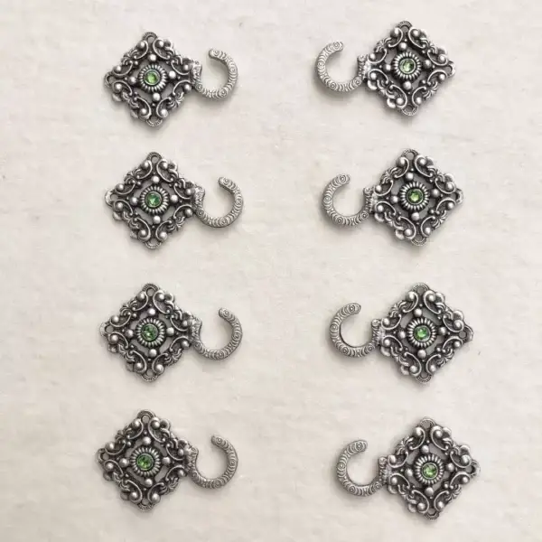 Miederhaken mit Swarovski dunkelgrün in antik-silber matt – Bild 1 – Chiemgauer Heimatwerk Trachten-Onlineshop Miederhaken mit Swarovski dunkelgrün in antik-silber matt - Bild 1 - Chiemgauer Heimatwerk Trachten-Onlineshop