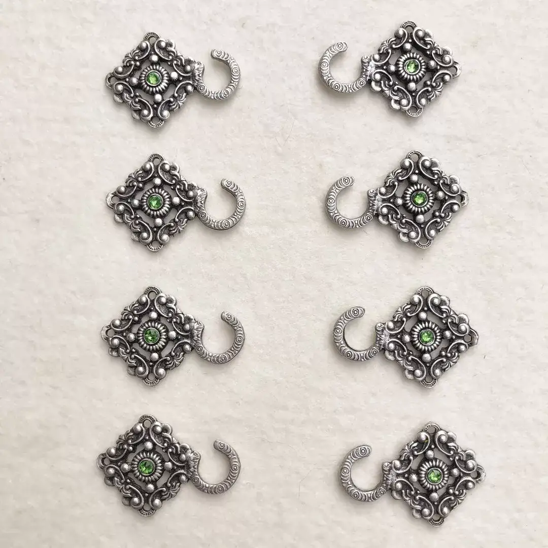 Miederhaken mit Swarovski dunkelgrün in antik-silber matt – Bild 1 – Chiemgauer Heimatwerk Trachten-Onlineshop Miederhaken mit Swarovski dunkelgrün in antik-silber matt - Bild 1 - Chiemgauer Heimatwerk Trachten-Onlineshop