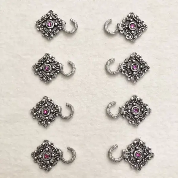 Miederhaken mit Swarovski fuchsia in antik-silber matt – Bild 1 – Chiemgauer Heimatwerk Trachten-Onlineshop Miederhaken mit Swarovski fuchsia in antik-silber matt - Bild 1 - Chiemgauer Heimatwerk Trachten-Onlineshop