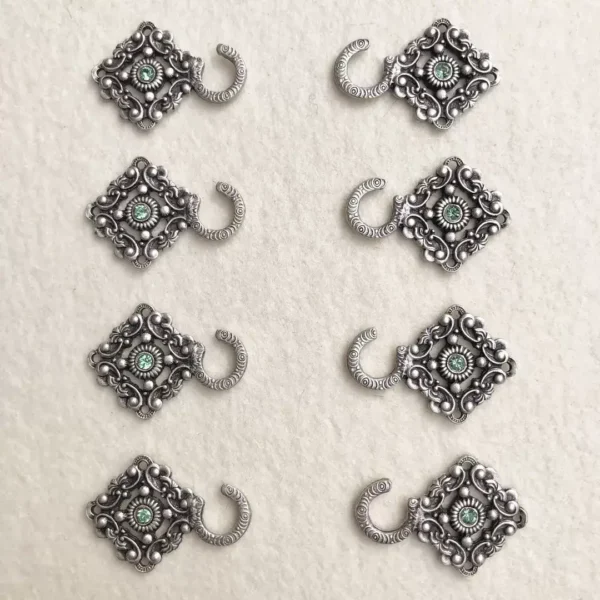 Miederhaken mit Swarovski grün in antik-silber matt – Bild 1 – Chiemgauer Heimatwerk Trachten-Onlineshop Miederhaken mit Swarovski grün in antik-silber matt - Bild 1 - Chiemgauer Heimatwerk Trachten-Onlineshop