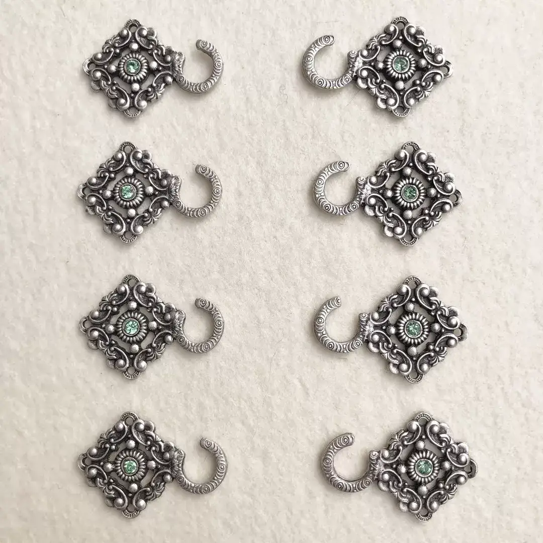 Miederhaken mit Swarovski grün in antik-silber matt – Bild 1 – Chiemgauer Heimatwerk Trachten-Onlineshop Miederhaken mit Swarovski grün in antik-silber matt - Bild 1 - Chiemgauer Heimatwerk Trachten-Onlineshop