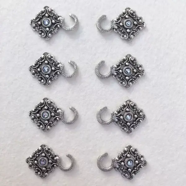 Miederhaken mit Swarovski hellblau in antik-silber matt – Bild 1 – Chiemgauer Heimatwerk Trachten-Onlineshop Miederhaken mit Swarovski hellblau in antik-silber matt - Bild 1 - Chiemgauer Heimatwerk Trachten-Onlineshop