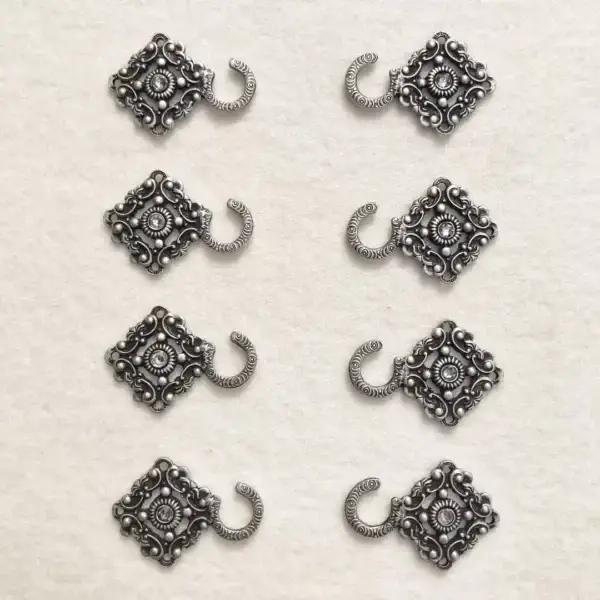 Miederhaken mit Swarovski hellgrau in antik-silber matt – Bild 1 – Chiemgauer Heimatwerk Trachten-Onlineshop Miederhaken mit Swarovski hellgrau in antik-silber matt - Bild 1 - Chiemgauer Heimatwerk Trachten-Onlineshop