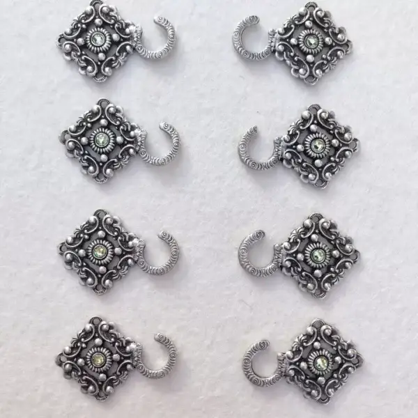 Miederhaken mit Swarovski hellgrün in antik-silber matt – Bild 1 – Chiemgauer Heimatwerk Trachten-Onlineshop Miederhaken mit Swarovski hellgrün in antik-silber matt - Bild 1 - Chiemgauer Heimatwerk Trachten-Onlineshop