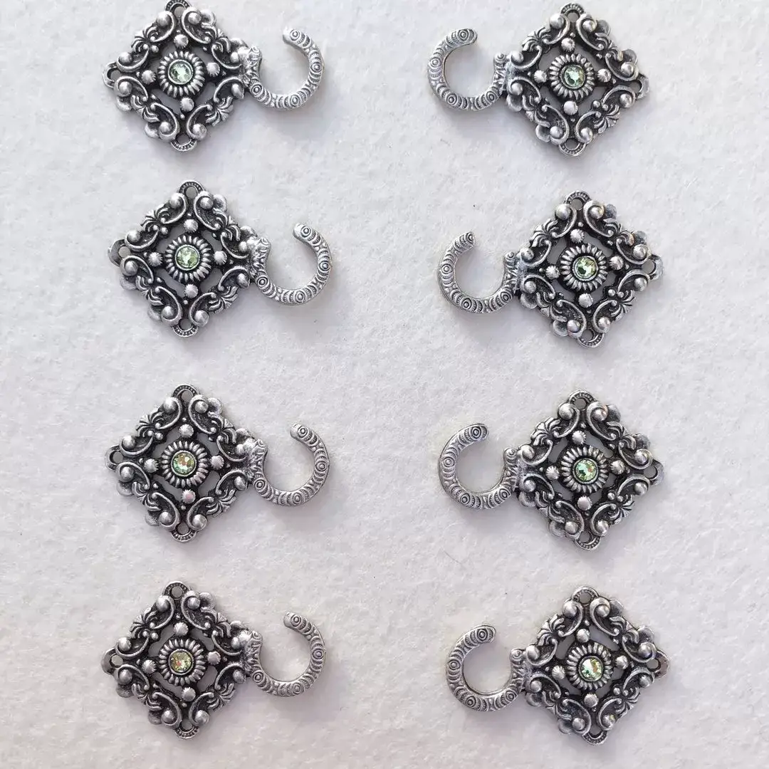 Miederhaken mit Swarovski hellgrün in antik-silber matt – Bild 1 – Chiemgauer Heimatwerk Trachten-Onlineshop Miederhaken mit Swarovski hellgrün in antik-silber matt - Bild 1 - Chiemgauer Heimatwerk Trachten-Onlineshop