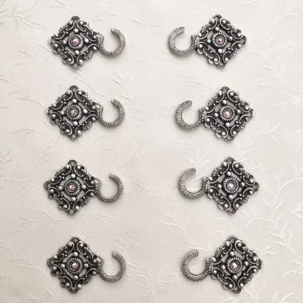 Miederhaken mit Swarovski kristallAB antik-silber matt – Bild 1 – Chiemgauer Heimatwerk Trachten-Onlineshop Miederhaken mit Swarovski kristallAB antik-silber matt - Bild 1 - Chiemgauer Heimatwerk Trachten-Onlineshop