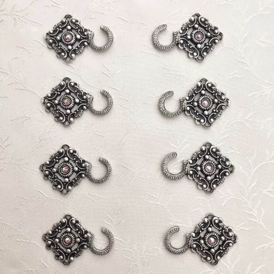 Miederhaken mit Swarovski kristallAB antik-silber matt – Bild 1 – Chiemgauer Heimatwerk Trachten-Onlineshop Miederhaken mit Swarovski kristallAB antik-silber matt - Bild 1 - Chiemgauer Heimatwerk Trachten-Onlineshop