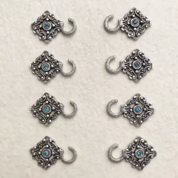 Miederhaken mit Swarovski petrol in antik-silber matt – Bild 1 – Chiemgauer Heimatwerk Trachten-Onlineshop Miederhaken mit Swarovski petrol in antik-silber matt - Bild 1 - Chiemgauer Heimatwerk Trachten-Onlineshop