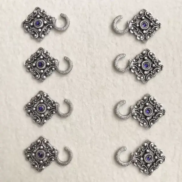 Miederhaken mit Swarovski violett in antik-silber matt – Bild 1 – Chiemgauer Heimatwerk Trachten-Onlineshop Miederhaken mit Swarovski violett in antik-silber matt - Bild 1 - Chiemgauer Heimatwerk Trachten-Onlineshop