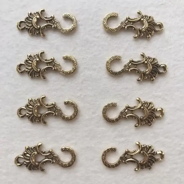 Miederhaken Trachtenhaken antik-messing No. 1 – Bild 1 – Chiemgauer Heimatwerk Trachten-Onlineshop Miederhaken Trachtenhaken antik-messing No. 1 - Bild 1 - Chiemgauer Heimatwerk Trachten-Onlineshop