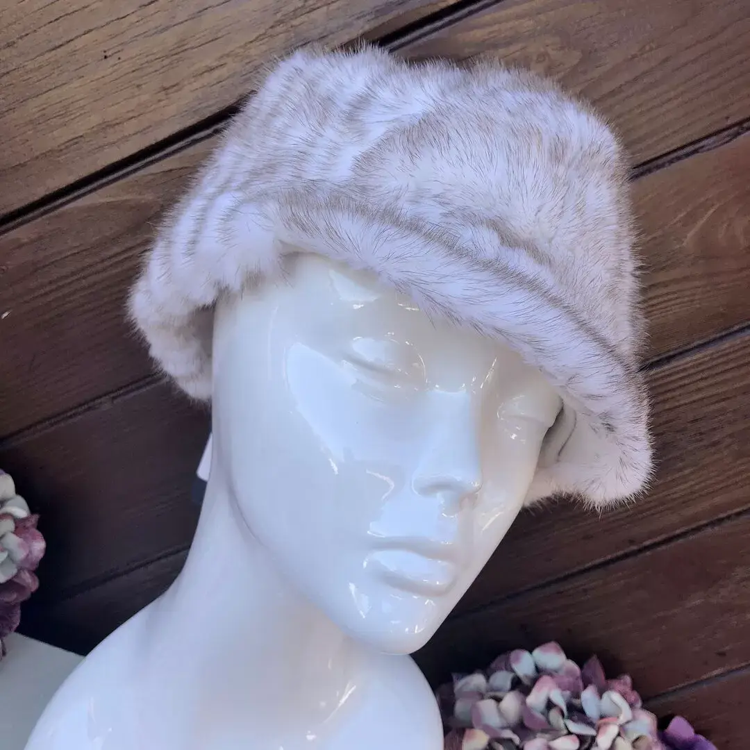 Pelzmütze Pelzschildkappe aus Nerz creme – Bild 1 – Chiemgauer Heimatwerk Trachten-Onlineshop Pelzmütze Pelzschildkappe aus Nerz creme - Bild 1 - Chiemgauer Heimatwerk Trachten-Onlineshop