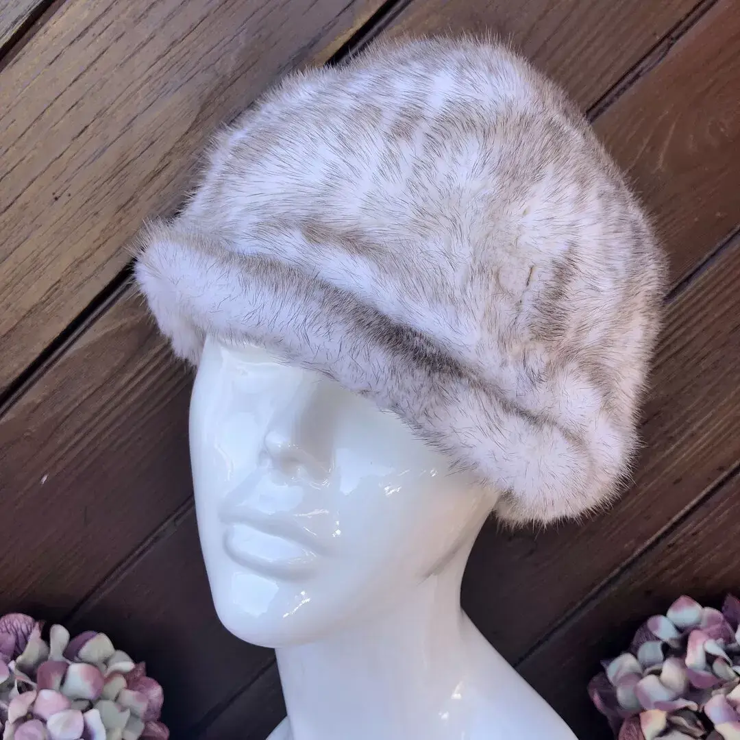 Pelzmütze Pelzschildkappe aus Nerz creme – Bild 2 – Chiemgauer Heimatwerk Trachten-Onlineshop Pelzmütze Pelzschildkappe aus Nerz creme - Bild 2 - Chiemgauer Heimatwerk Trachten-Onlineshop