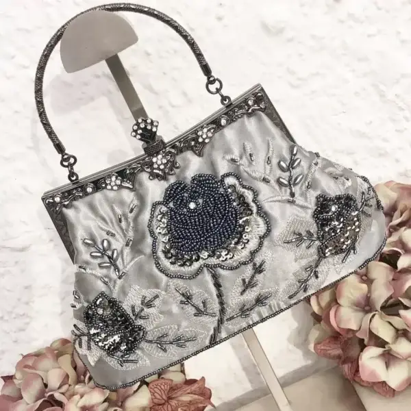 Perlentasche Trachtentasche für Damen No. 10 – Bild 1 – Chiemgauer Heimatwerk Trachten-Onlineshop Perlentasche Trachtentasche für Damen No. 10 - Bild 1 - Chiemgauer Heimatwerk Trachten-Onlineshop