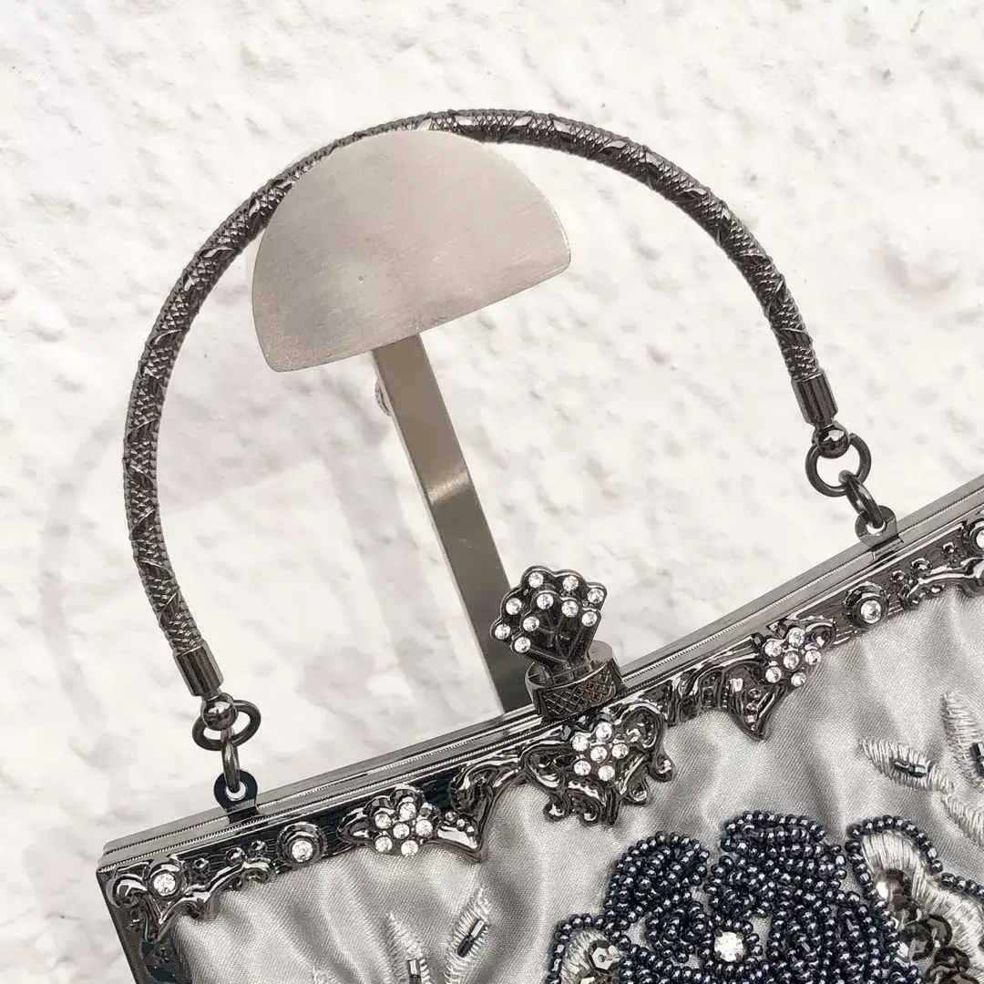 Perlentasche Trachtentasche für Damen No. 10 – Bild 13 – Chiemgauer Heimatwerk Trachten-Onlineshop Perlentasche Trachtentasche für Damen No. 10 - Bild 13 - Chiemgauer Heimatwerk Trachten-Onlineshop