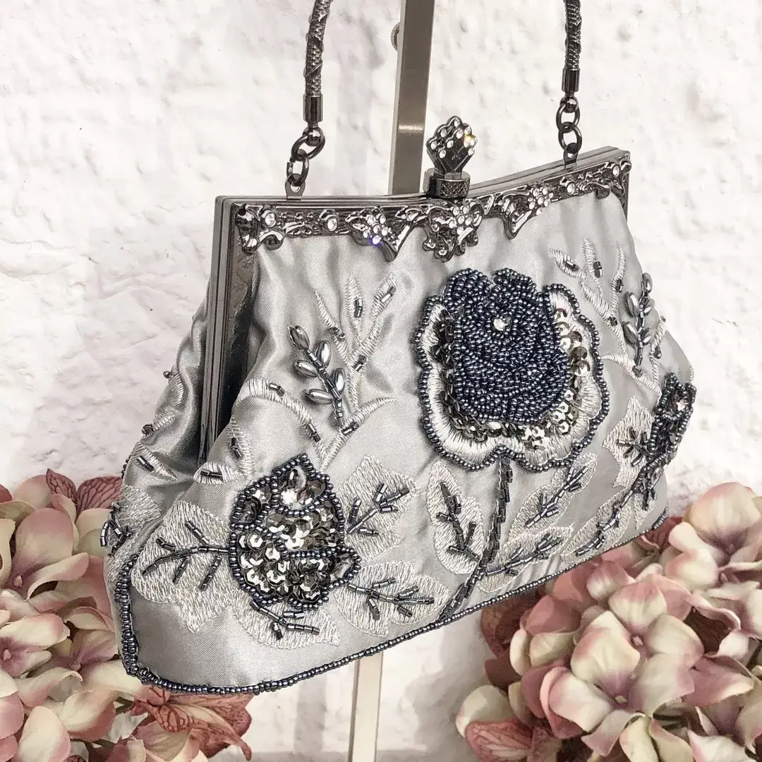 Perlentasche Trachtentasche für Damen No. 10 – Bild 15 – Chiemgauer Heimatwerk Trachten-Onlineshop Perlentasche Trachtentasche für Damen No. 10 - Bild 15 - Chiemgauer Heimatwerk Trachten-Onlineshop