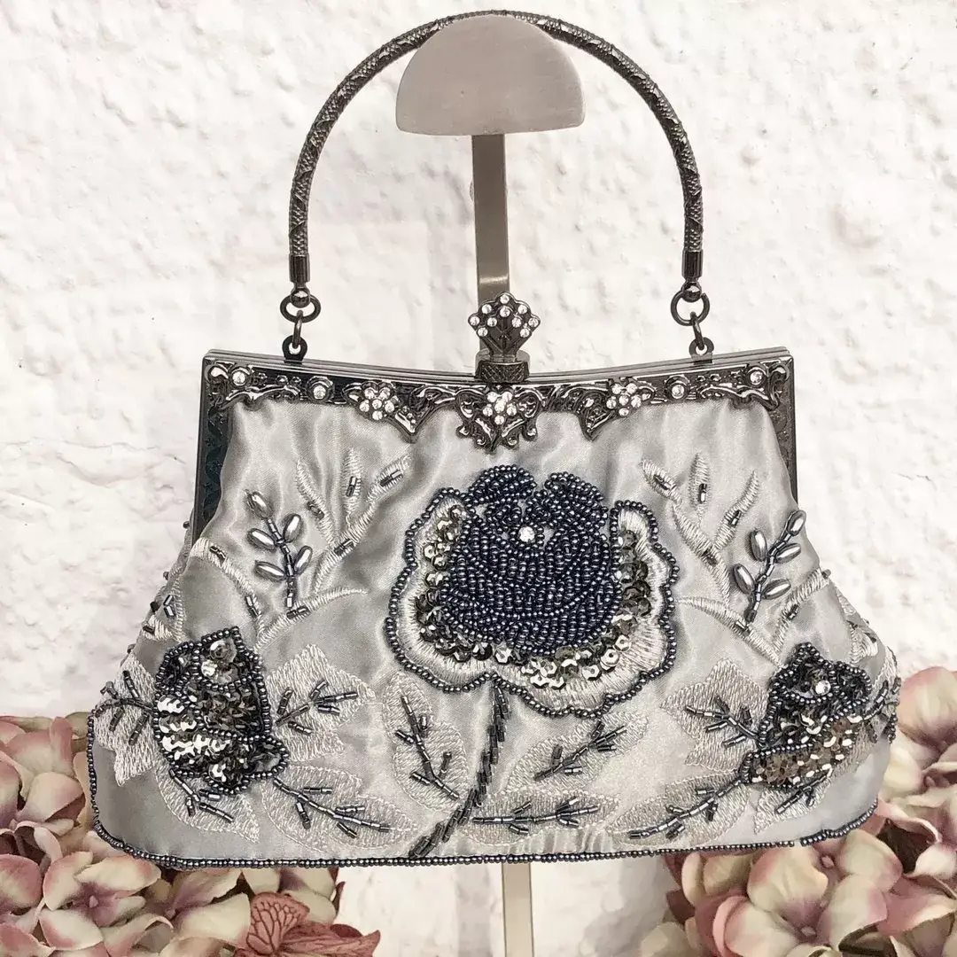 Perlentasche Trachtentasche für Damen No. 10 – Bild 2 – Chiemgauer Heimatwerk Trachten-Onlineshop Perlentasche Trachtentasche für Damen No. 10 - Bild 2 - Chiemgauer Heimatwerk Trachten-Onlineshop