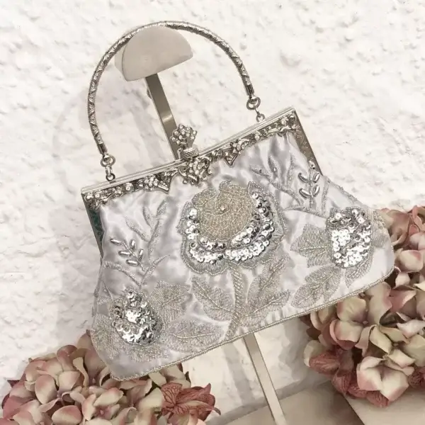 Perlentasche Trachtentasche für Damen No. 11 – Bild 1 – Chiemgauer Heimatwerk Trachten-Onlineshop Perlentasche Trachtentasche für Damen No. 11 - Bild 1 - Chiemgauer Heimatwerk Trachten-Onlineshop