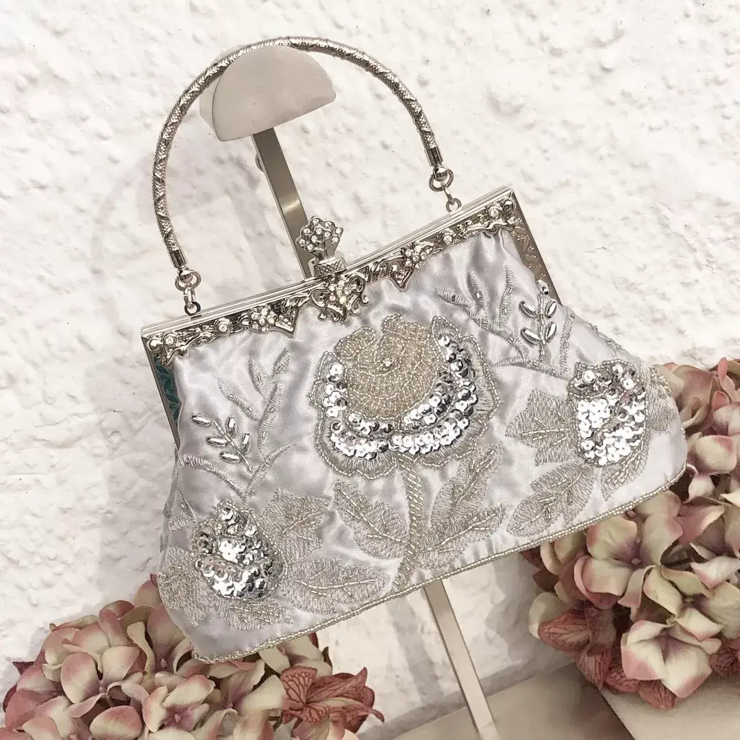 Perlentasche Trachtentasche für Damen No. 11 – Bild 1 – Chiemgauer Heimatwerk Trachten-Onlineshop Perlentasche Trachtentasche für Damen No. 11 - Bild 1 - Chiemgauer Heimatwerk Trachten-Onlineshop