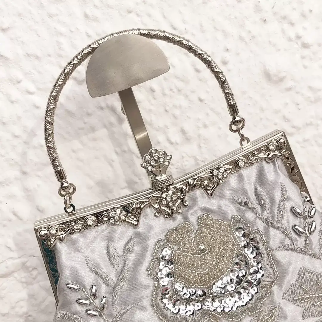 Perlentasche Trachtentasche für Damen No. 11 – Bild 13 – Chiemgauer Heimatwerk Trachten-Onlineshop Perlentasche Trachtentasche für Damen No. 11 - Bild 13 - Chiemgauer Heimatwerk Trachten-Onlineshop