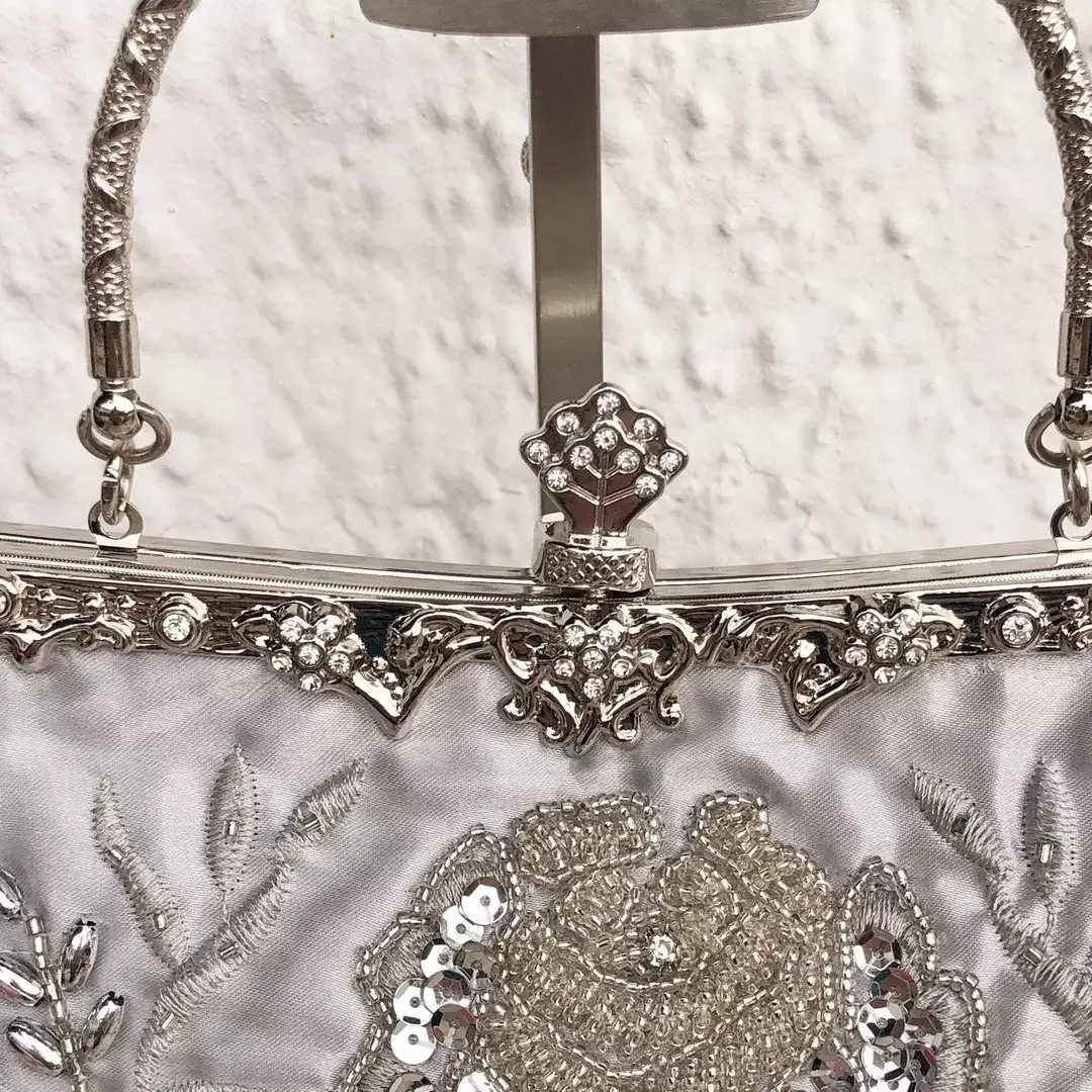 Perlentasche Trachtentasche für Damen No. 11 – Bild 14 – Chiemgauer Heimatwerk Trachten-Onlineshop Perlentasche Trachtentasche für Damen No. 11 - Bild 14 - Chiemgauer Heimatwerk Trachten-Onlineshop