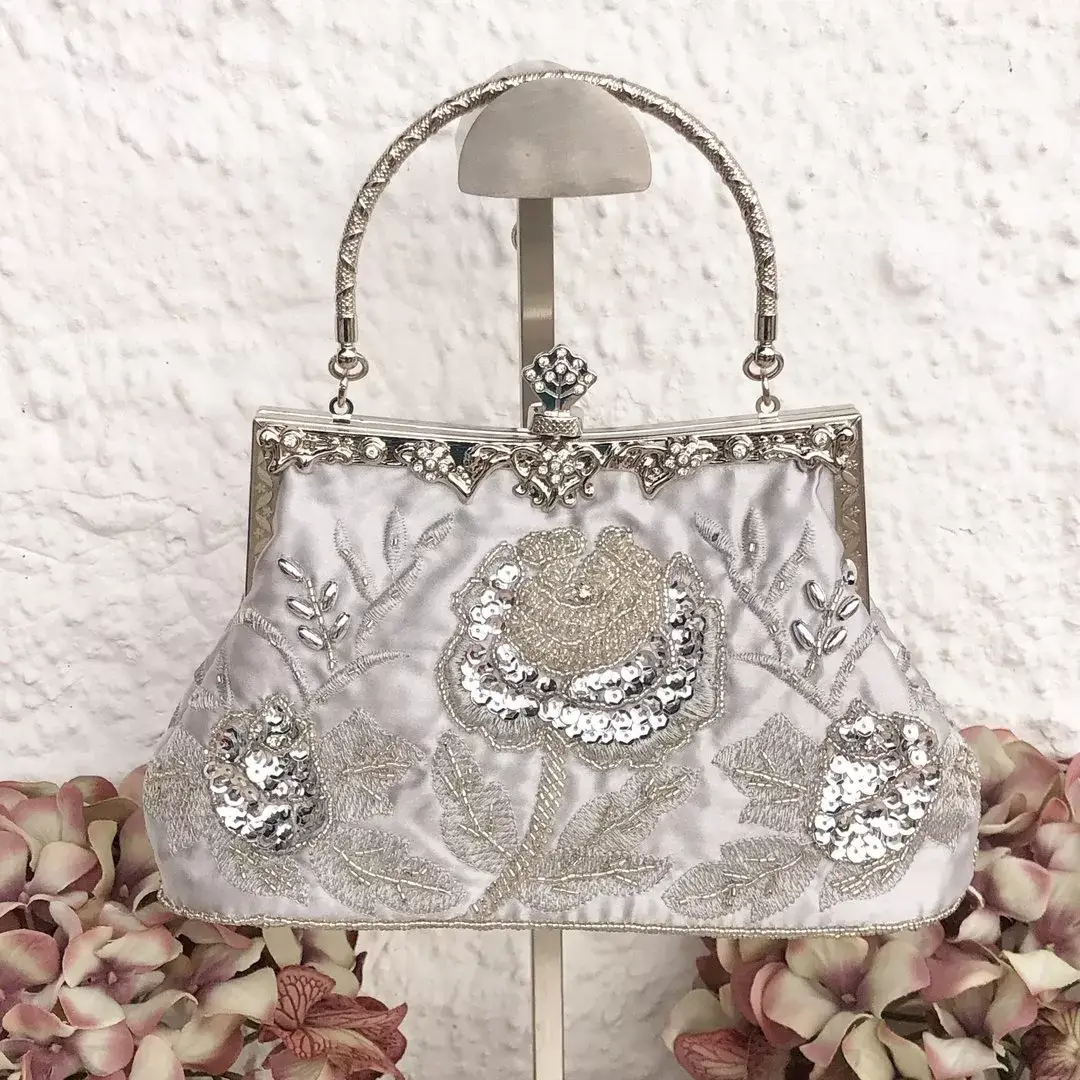 Perlentasche Trachtentasche für Damen No. 11 – Bild 2 – Chiemgauer Heimatwerk Trachten-Onlineshop Perlentasche Trachtentasche für Damen No. 11 - Bild 2 - Chiemgauer Heimatwerk Trachten-Onlineshop