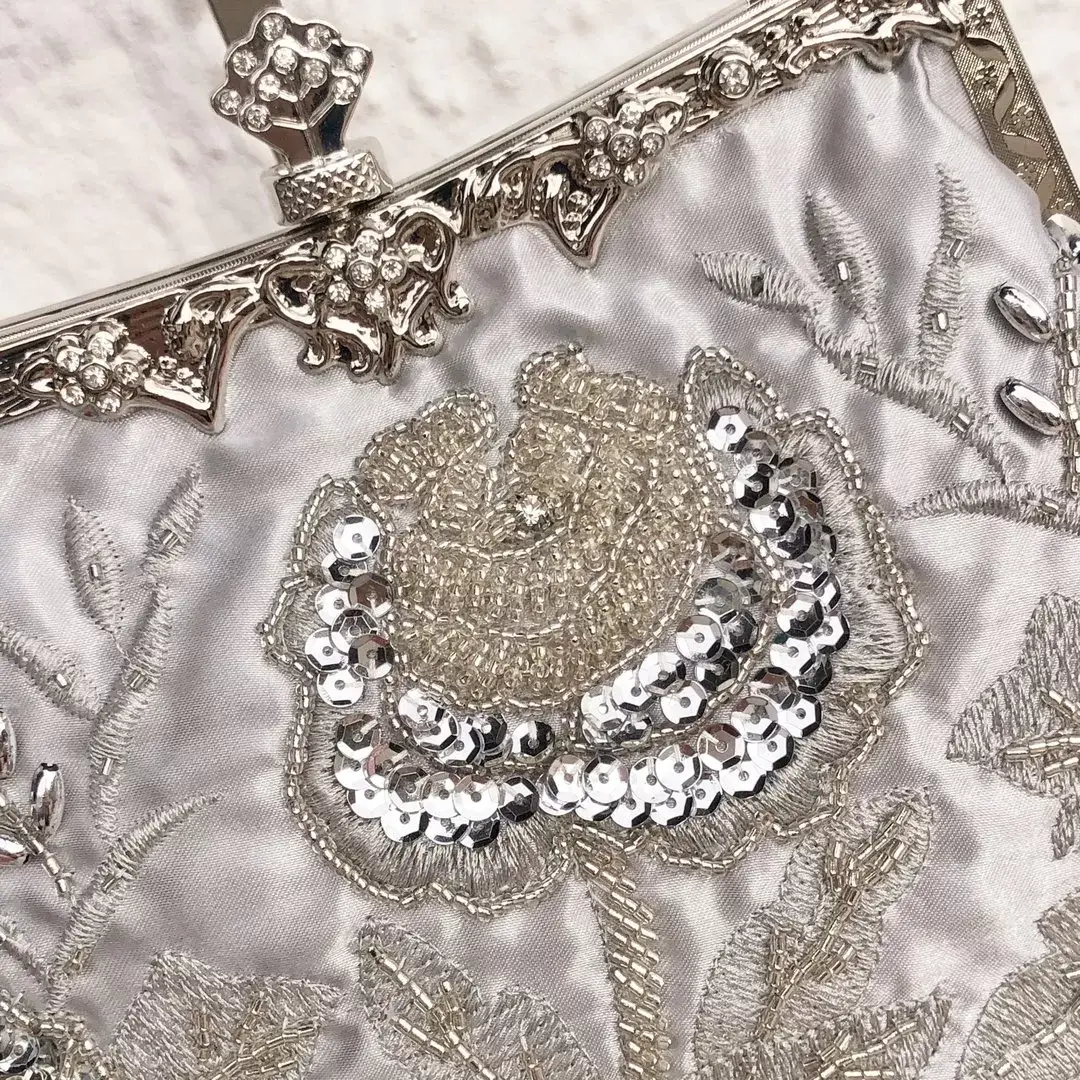 Perlentasche Trachtentasche für Damen No. 11 – Bild 5 – Chiemgauer Heimatwerk Trachten-Onlineshop Perlentasche Trachtentasche für Damen No. 11 - Bild 5 - Chiemgauer Heimatwerk Trachten-Onlineshop