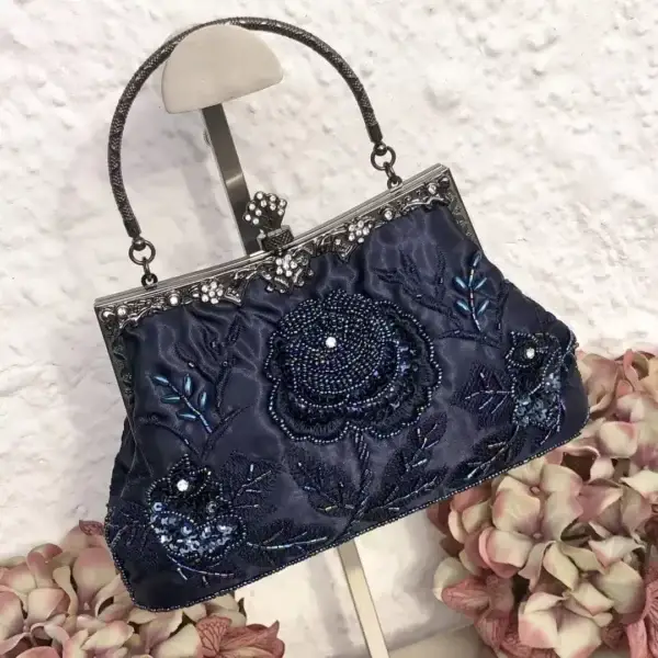 Perlentasche Trachtentasche für Damen No. 12 – Bild 1 – Chiemgauer Heimatwerk Trachten-Onlineshop Perlentasche Trachtentasche für Damen No. 12 - Bild 1 - Chiemgauer Heimatwerk Trachten-Onlineshop