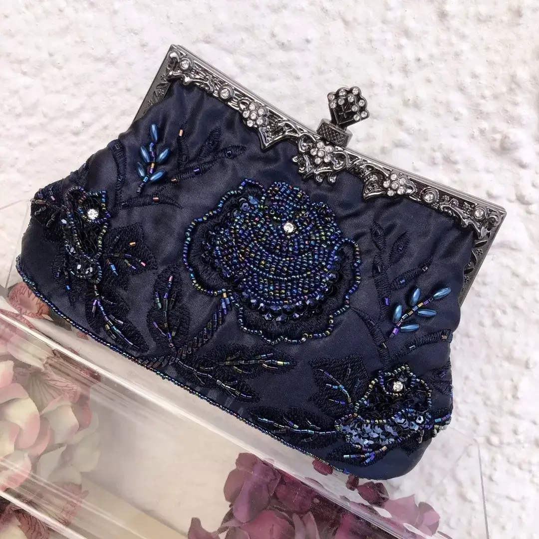 Perlentasche Trachtentasche für Damen No. 12 – Bild 15 – Chiemgauer Heimatwerk Trachten-Onlineshop Perlentasche Trachtentasche für Damen No. 12 - Bild 15 - Chiemgauer Heimatwerk Trachten-Onlineshop