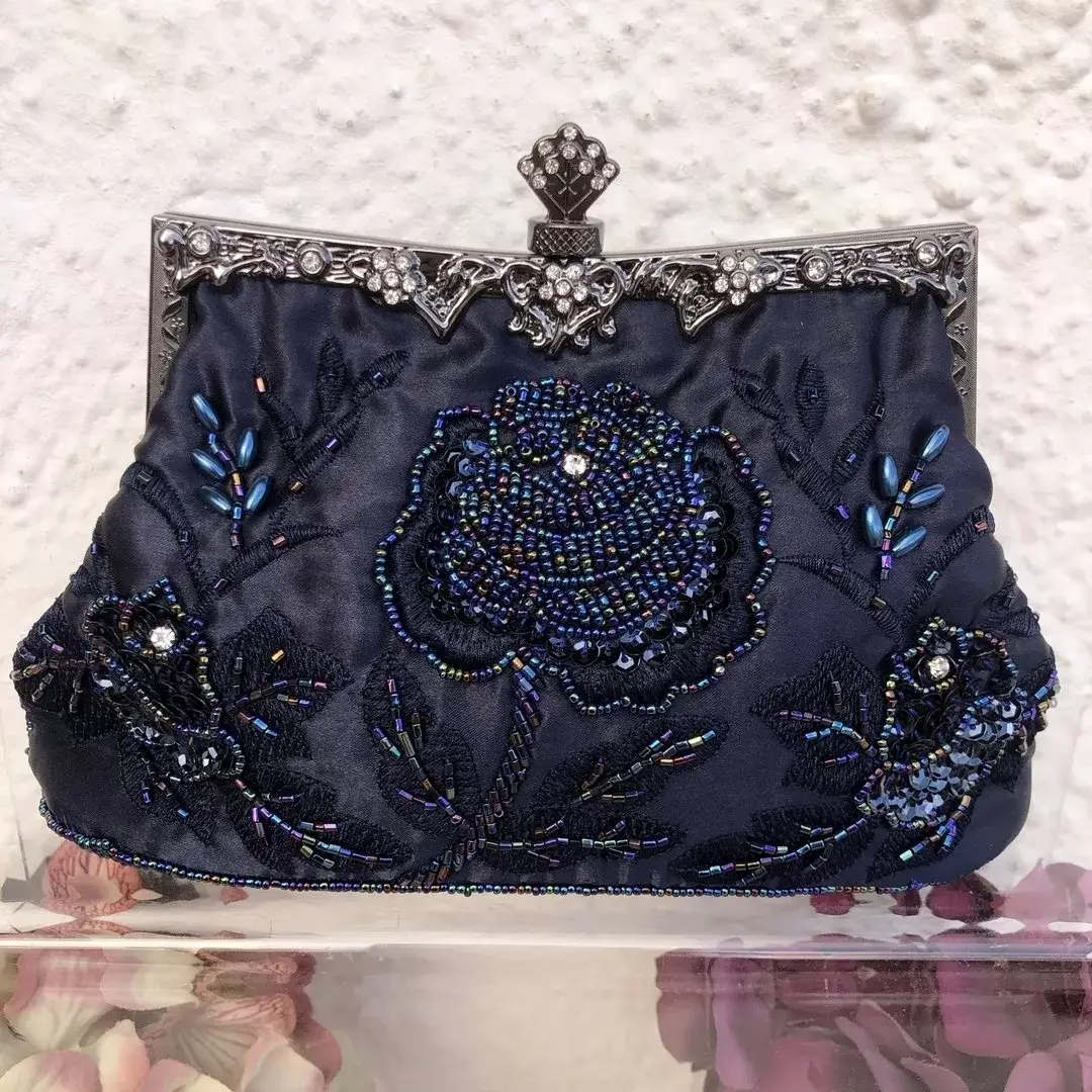 Perlentasche Trachtentasche für Damen No. 12 – Bild 2 – Chiemgauer Heimatwerk Trachten-Onlineshop Perlentasche Trachtentasche für Damen No. 12 - Bild 2 - Chiemgauer Heimatwerk Trachten-Onlineshop