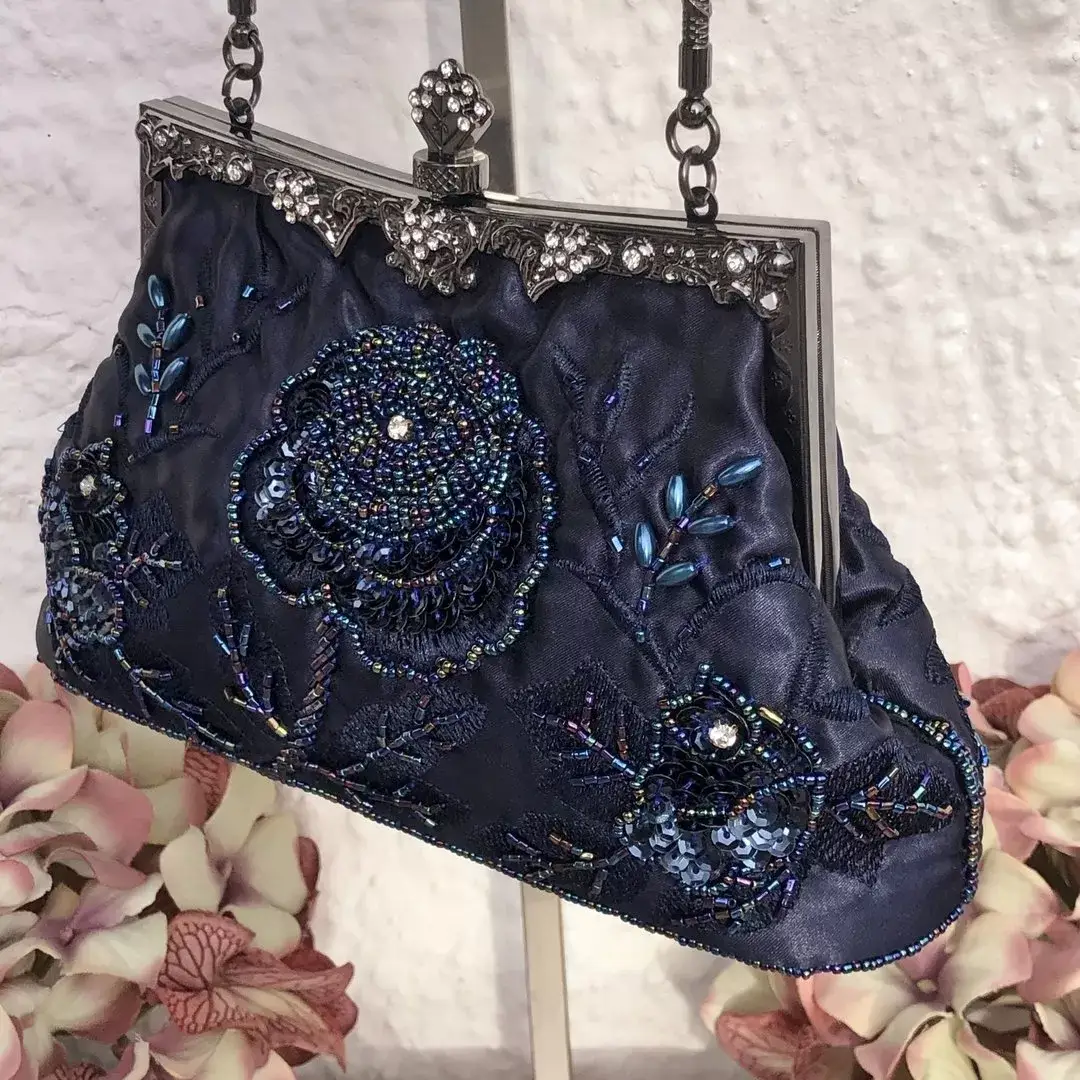 Perlentasche Trachtentasche für Damen No. 12 – Bild 20 – Chiemgauer Heimatwerk Trachten-Onlineshop Perlentasche Trachtentasche für Damen No. 12 - Bild 20 - Chiemgauer Heimatwerk Trachten-Onlineshop
