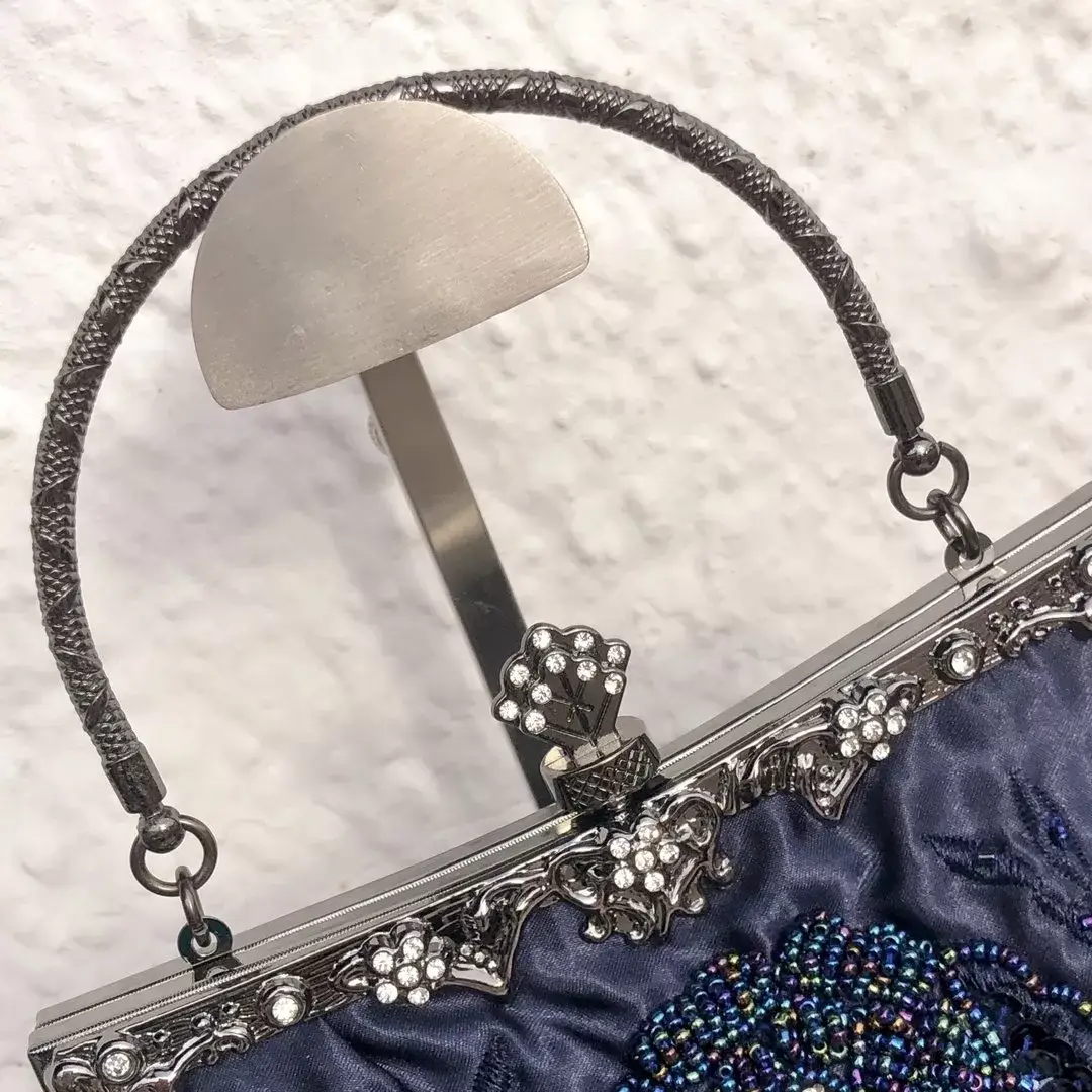 Perlentasche Trachtentasche für Damen No. 12 – Bild 9 – Chiemgauer Heimatwerk Trachten-Onlineshop Perlentasche Trachtentasche für Damen No. 12 - Bild 9 - Chiemgauer Heimatwerk Trachten-Onlineshop