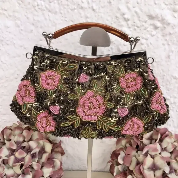 Perlentasche Trachtentasche für Damen No. 14 – Bild 1 – Chiemgauer Heimatwerk Trachten-Onlineshop Perlentasche Trachtentasche für Damen No. 14 - Bild 1 - Chiemgauer Heimatwerk Trachten-Onlineshop